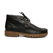 Bota feminina de cano curto em couro legítimo preto com solado tratorado tratorado marrom e fechamento em cadarço.